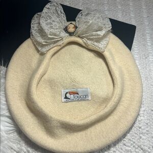 Vintage Toucan Cream Beret Hat with Lace Bow & cameo-style brooch